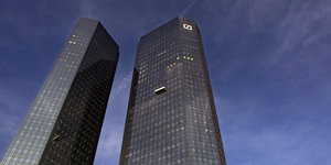 Die beiden Türme des Deutsche Bank-Hauptquartierts in Frankfurt am Main