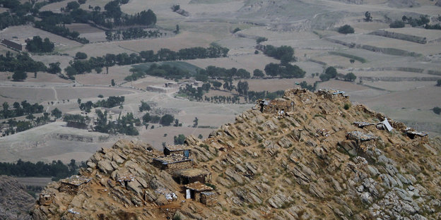 Blick auf einen Bergposten der pakistanischen Armee in einer ruralen Region