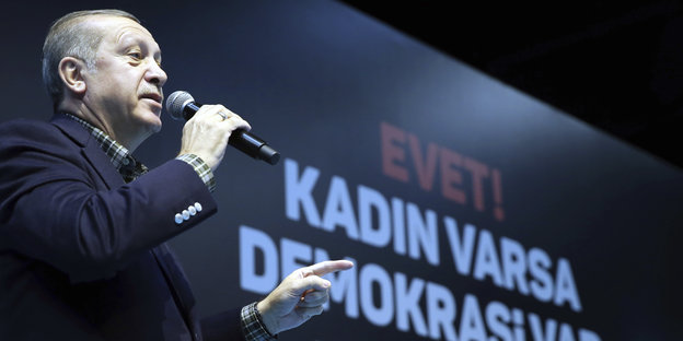 Erdogan spricht bei einem Treffen über Frauen und Demokratie in Istanbul