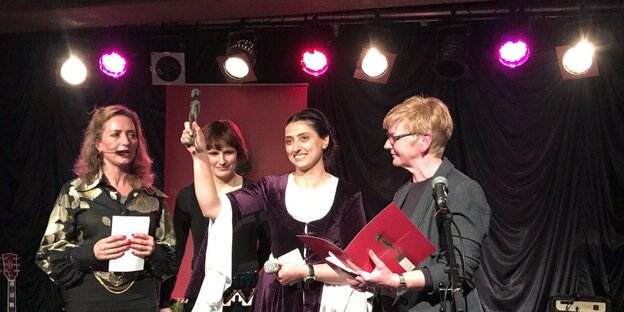 Feleknas Uca auf der Bühne mit dem Clara-Zetkin-Frauenpreis in ihrer Hand.