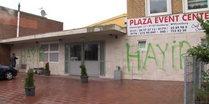 An einer Hauswand steht ein grünes Grafitti „Hayir“ geschrieben