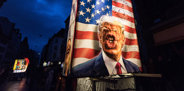 Eine Wandmalerei die Trump mit vergrößertem Mund zeigt