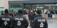 Polizisten, Besucher und Demonstranten vor einem gerichtsgebäude
