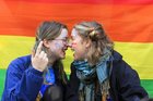 Zwei Frauen vor Regenbogenflagge