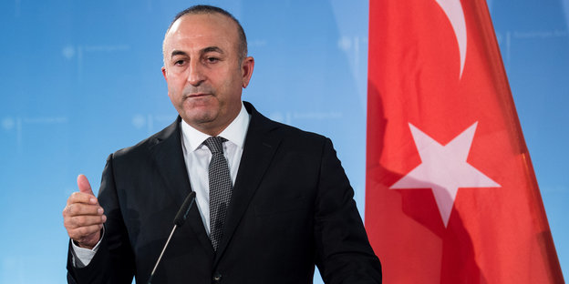 Der türkische Außenminister Mevlüt Cavusoglu spricht am 18.09.2014 im Auswärtigen Amt in Berlin nach einem Gespräch mit Außenminister Steinmeier bei einer Pressekonferenz.