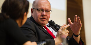 Peter Altmaier gestikuliert