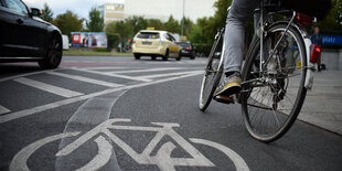 Radfahrer auf Radspur