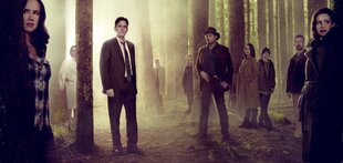 Cast von Wayward Pines in Waldszenerie