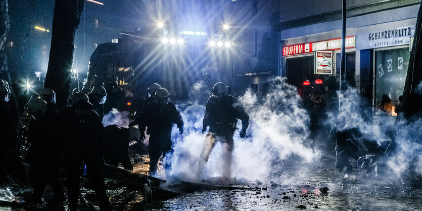 Rauch und Polizisten nachts an der Sternschanze