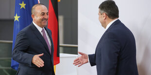 Sigmar Gabriel und Mevlüt Cavusoglu bei einem Treffen in Bonn