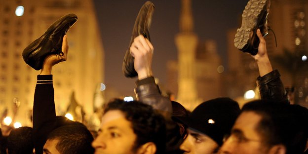 Demonstranten halten am Tahrirplatz aus Protest gegen die Regierung Schuhe in die Luft