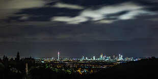 Die Skyline von Frankfurt am Main bei Nacht