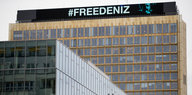 Springer-Hochhaus mit Aufschrift "Free Deniz"