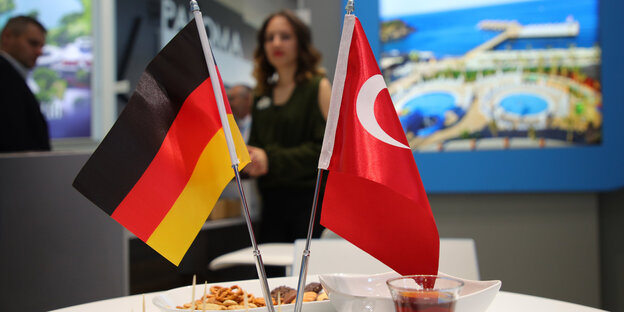 deutsch-türkische Flagge mit türkischen Spezialitäten auf der ITB