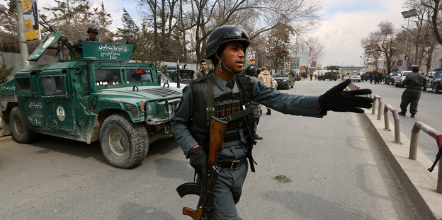 Eine afghanischer Sicherheitskraft sichert das geräumte Gelände um das Krankenhaus