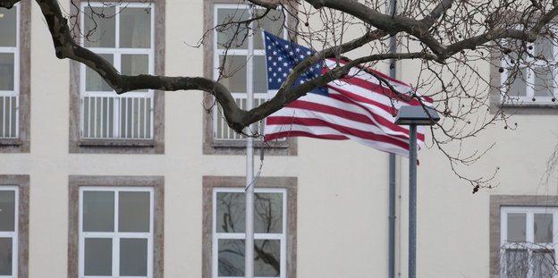 Eine Fahne weht auf dem Gelände des US-Generalkonsulats in Frankfurt am Main