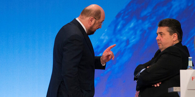 Sigmar Gabriel und Martin Schulz sprechen miteinander