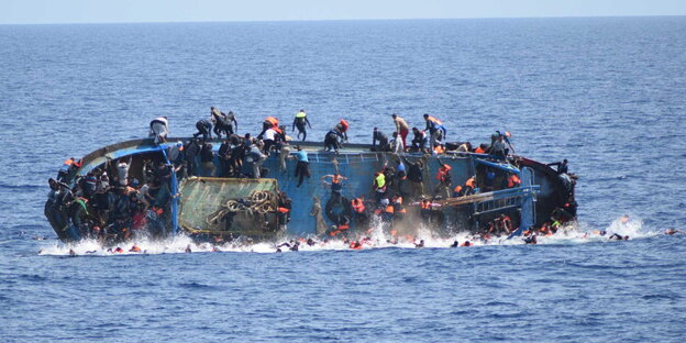Ein Schiff voller Flüchtlinge in Seenot