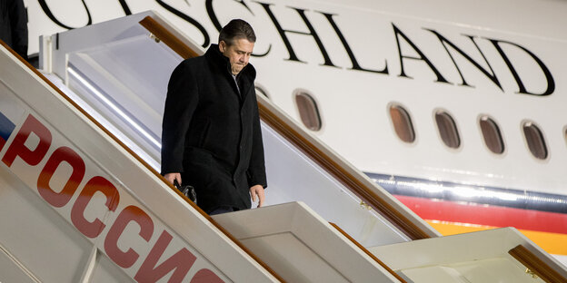 Außenminister Sigmar Gabriel steigt über eine Treppe, auf der "Russland" steht aus einem Flugzeug, auf dem "Deutschland" steht