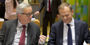 Jean-Claude Juncker und Donald Tusk unterhalten sich vor dem EU-Gipfel in Brüssel