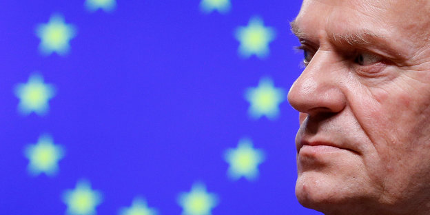 Donald Tusk vor der EU-Fahne