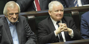 Jaroslaw Kaczynski, Ryszard Terlecki und Mariusz Blaszczak sitzen nebeneinander auf einer Bank im polnischen Parlament