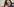 Beate Zschäpe guckt missgelaunt und streicht sich mit beiden Händen die Haare aus dem Gesicht