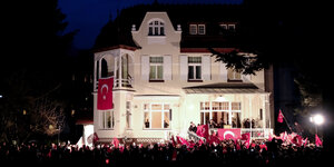 Menschenmenge mit Türkeiflaggen vor dem türkischen Konsulat in Hamburg