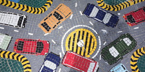 Ein Mosaik zeigt ein Verkehrschaos in einem Kreisverkehr