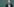 Yanis Varoufakis steht am Pult in einem Hörsal. Hinter ihm ist eine leere Schiefertafel.