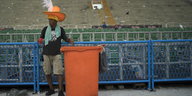 Ein Mann macht eine kurze Pause beim Sammeln von Blechdosen nach dem Karnevalsumzug in Rio de Janeiro