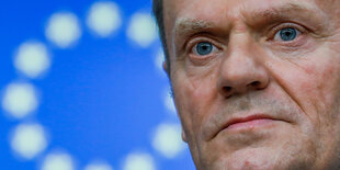 Donald Tusk steht vor einer EU-Flagge