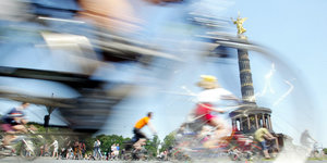 Radfahrer vor der Siegessaeule auf der Strasse des 17. Juni während einer Fahrraddemonstration in Berlin am Sonntag, 25. Mai 2003. Der Allgemeine Deutsche Fahrrad-Club (ADFC) hatte zu der Demonstration mit dem Motto "Berlin fährt Rad - Respekt fuer Rad