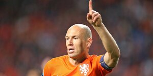 Ein niederländischer Spieler in erhobenem Arm und ausgestrecktem Zeigefinger