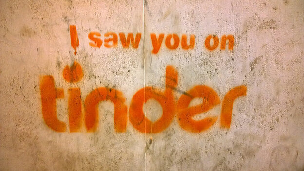 Der orangefarbene Schriftzug "I saw you on Tinder"