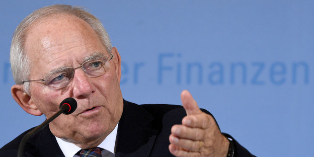 Wolfgang Schäuble auf einer Pressekonferenz