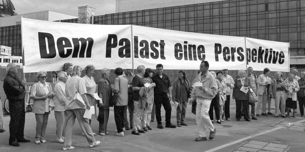 Demonstranten halten vor dem Palast der Republik ein Transparent hoch mit der Aufschrift "Dem Palast eine Perspektive