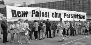 Demonstranten halten vor dem Palast der Republik ein Transparent hoch mit der Aufschrift "Dem Palast eine Perspektive