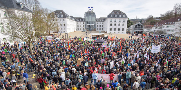 Eine große Menschenmenge auf dem Platz vor dem Saarbrückener Schloss