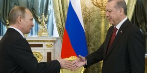 Erdoğan und Putin geben sich die Hand