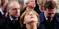Merkel blickt nach oben