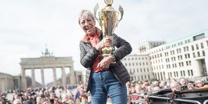 Heidi Hetzer am Brandenburger Tor
