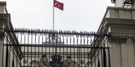 Ein Gebäude mit gehisster Türkeifahne