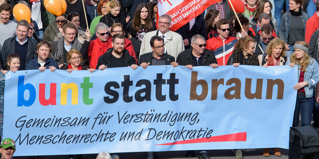 Demonstrant*innen gegen die NPD in Saarbrücken