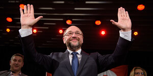 Kanzlerkandidat Martin Schulz hebt die Hände in die Höhe und lächelt