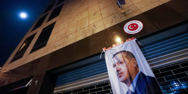 Erdogan-Bild an einem Gebäude