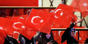 Frauen mit Türkeiflaggen