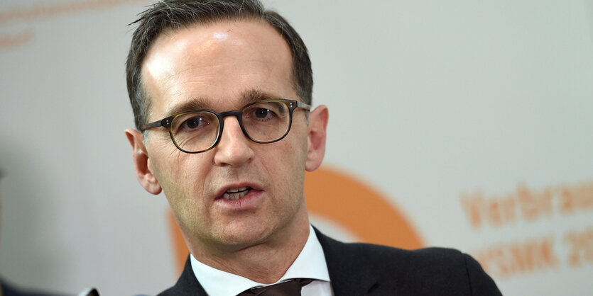 Justizminister Heiko Mass spricht auf einer Pressekonferenz