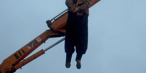 Ein Drogenhändler wurde in Qom, Iran 2008 an einem Kran gehängt.