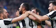 Juventus-Spieler Medhi Benatia wird von mehreren Kollegen umarmt